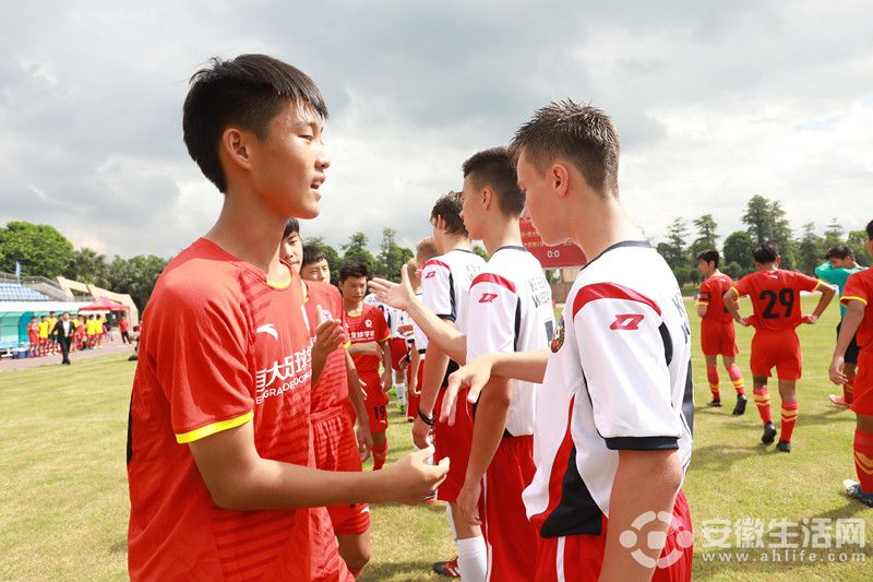 以恒大足校首屆畢業(yè)生為班底的恒大俱樂部U18隊(duì)奪得2017中超精英梯隊(duì)聯(lián)賽冠軍.jpg